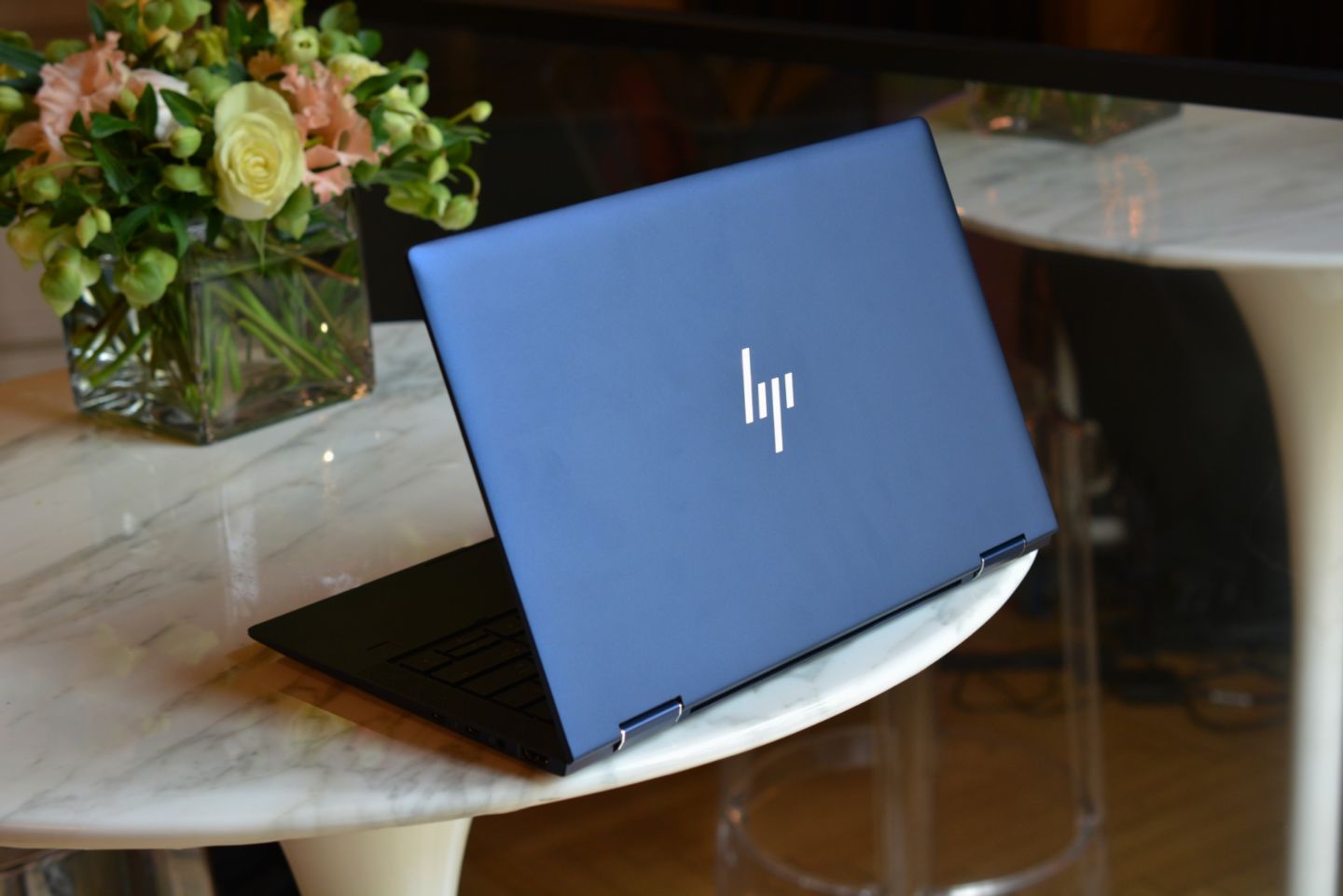 Découvrez HP Elite Dragonfly, le premier PC design et puissant de moins d’un kilo équipé d’HP Sure View